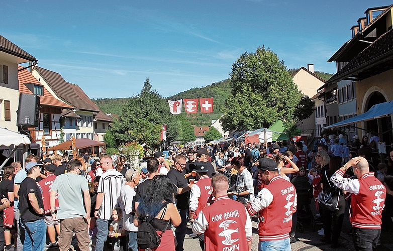 Besser hätte das Wetter nicht sein können: Die Festmeile füllt sich. 