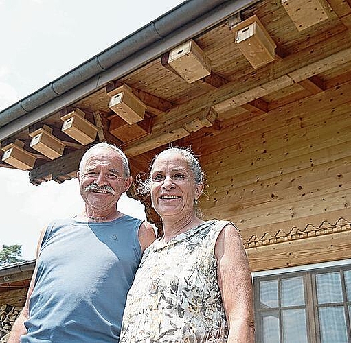Erika Meister und Sepp Nussbaumer vor ihrem Haus mit den Spyrenkästen unter dem Dach.
