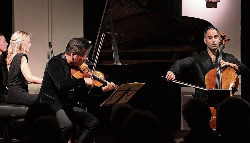 Paola De Piante Vicin (Flügel), Xiaoming Wano (Violine), Guillermo Pastrana (Cello) begeistern das grosse Publikum in der Oberen Fabrik.Foto: Pier-Giuseppe Cacciatori.