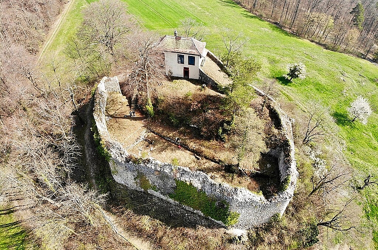 Die Burgruine Neu Schauenburg von Nordwesten, Blick an die grosse Ringmauer mit dem Umfassungsgraben und dem Pavillon aus der Zeit um 1800. Fotos: Guth Naturstein GmbH