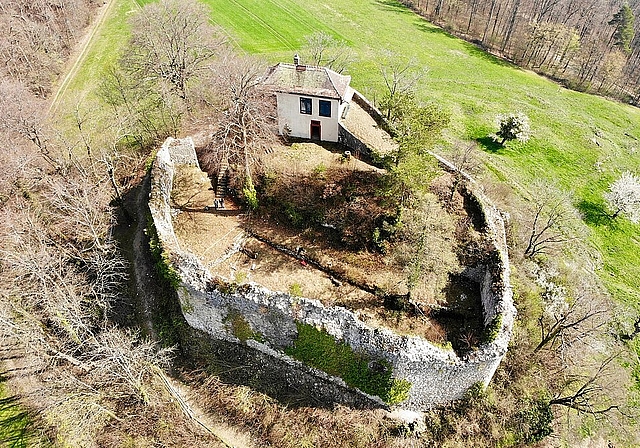 Die Burgruine Neu Schauenburg von Nordwesten, Blick an die grosse Ringmauer mit dem Umfassungsgraben und dem Pavillon aus der Zeit um 1800. Fotos: Guth Naturstein GmbH