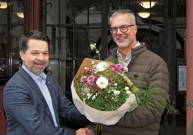 Stadtpräsident Daniel Spinnler beglückwünscht den neuen Liestaler Stadtrat Thomas Eugster. Foto: xxx