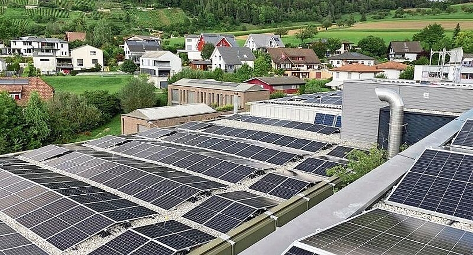 Die Solaranlage mit Blick auf den Dielenberg. Foto: zvg
