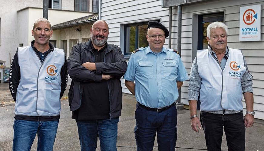 Stolz prÃ¤sentiert die Gemeinde Niederdorf ihren Notfalltreffpunkt: Philipp ThÃ¼ring, Gemeinderat Martin ZÃ¼rcher, Christof BrÃ¼gger und Robert Chaudet. (v.l.n.r.).