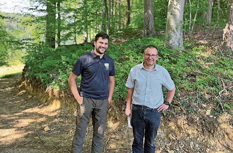 Wollen das Waldgebiet von Bretzwil und Nunningen ökologisch aufwerten und besser vernetzen: 
         
         
            Andreas Sager (l.) und Peter Hänggi.Fotos: B. Asper