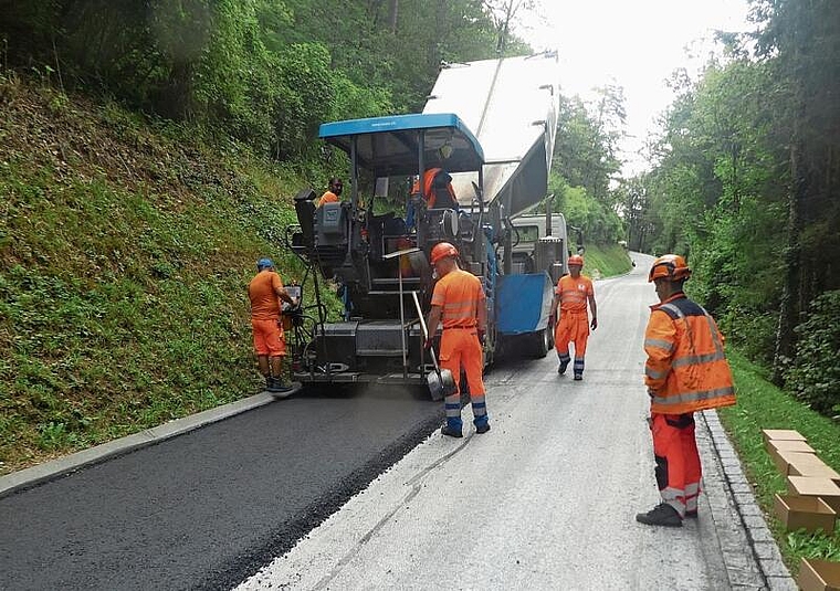 Für die Teststrecke in Rünenberg braucht es 1000 Tonnen Asphalt, davon sind 20 Tonnen Pflanzenkohle. Foto: P. Aenishänslin