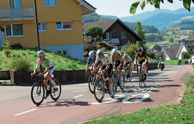 Der anspruchsvolle Anstieg zum Bergpreis im Dreieck Mühleholde  setzte den Rennfahrern ziemlich zu.Fotos: S. van Riemsdijk