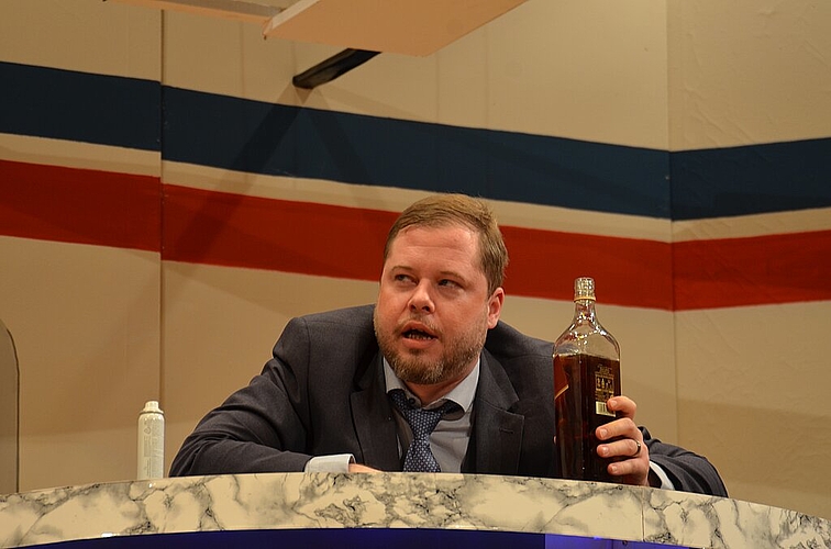 Christoph Hitz als Bankdirektor versucht, seine Magenbeschwerden mit Scotch zu verdrängen.

