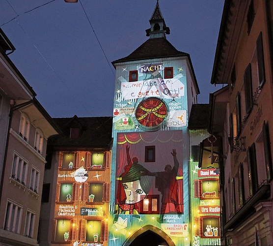 Bilderbuchfigur «Charlie» führte durch die Lichternacht.Fotos: M. Schaffner Bilderbuchfigur «Charlie» führte durch die Lichternacht.Fotos: M. Schaffner