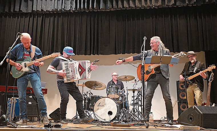 John & John Xpanded spielten mit vollem Körpereinsatz und begeisterten das Publikum mit ihrem «Weisch no?» Programm, Hämpu Dubach, Cello Hertner, Ruedi Maurer, Plüme Imhof und David Jegge. Foto: U. Roth
