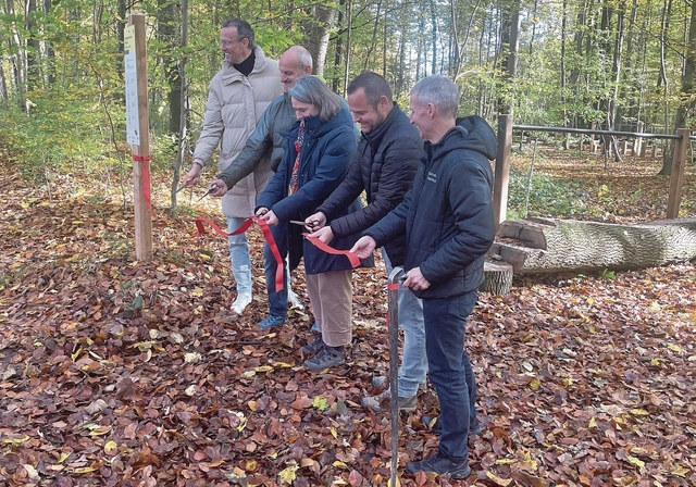 Mit dem Durchschneiden des obligaten Bandes wurde der Gleichgewichtsweg in Pratteln eröffnet. Von links: Marco Streller, Baumeister Michael Balzer, die Prattler Gemeinderätin Rahel Graf, der Prattler Bügerrat Sven Bill und Thomas Beugger, Leiter S
