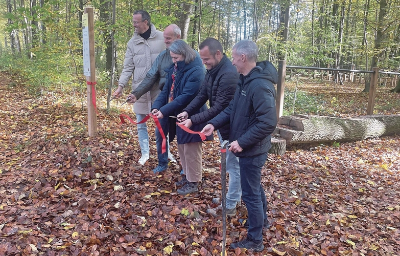 Mit dem Durchschneiden des obligaten Bandes wurde der Gleichgewichtsweg in Pratteln eröffnet. Von links: Marco Streller, Baumeister Michael Balzer, die Prattler Gemeinderätin Rahel Graf, der Prattler Bügerrat Sven Bill und Thomas Beugger, Leiter S Mit dem Durchschneiden des obligaten Bandes wurde der Gleichgewichtsweg in Pratteln eröffnet. Von links: Marco Streller, Baumeister Michael Balzer, die Prattler Gemeinderätin Rahel Graf, der Prattler Bügerrat Sven Bill und Thomas Beugger, Leiter Sportamt Baselland. Fotos: M. Stöcklin