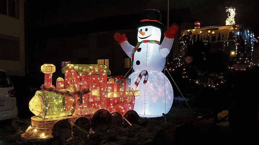 Schneemann mit Eisenbahn. Schneemann mit Eisenbahn.