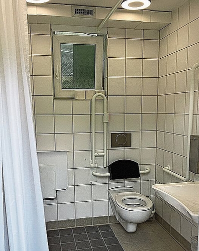 WCs und Duschen sind vorhanden.

