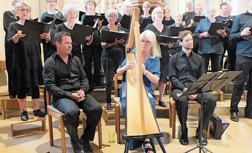 Die Sopranistin und Gründerin von «White Raven» Kathleen Dineen begleitet den Chor mit ihrer Harfe.Fotos: u. roth