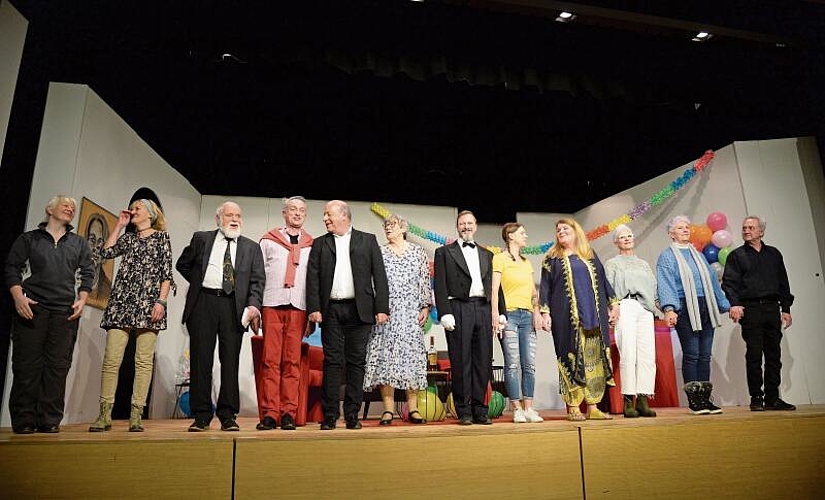 Die Holderbanker Theatergruppe, ganz rechts Regisseur Jürg Schenk.Fotos: e. gysin
