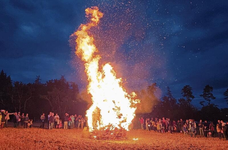 Nach dem Anzünden mit den Fackeln wurde das Feuer noch eine Weile im Kreise bewundert. Fotos: U. Roth