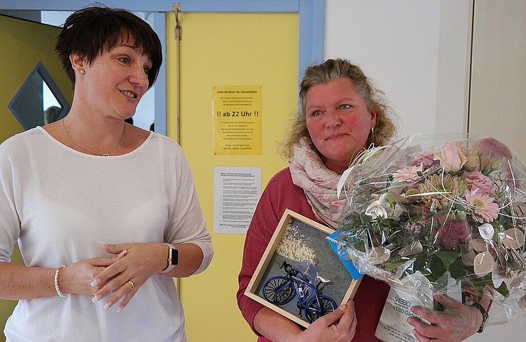 Sara Hofer, Präsidentin des Frauenvereins (l.) dankt Barbara Weber für das langjährige Engagement.
