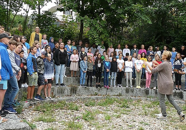 Die älteren Kinder singen zur Begrüssung der Erstklässler ein paar fröhliche Lieder. Fotos: ZVG