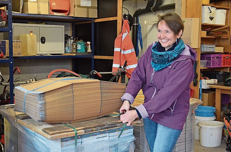 Helene Koch beim Auspacken der frisch angelieferten Bücher.Foto: B. Reinhard
