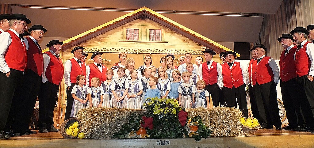 «Wenn i bi de Buure bi …» Die Kindertanzgruppe Waldenburgertal singt, der JK Spitzeflüeli mit «Gradhebe» sprich Jodelbegleitung. Fotos: U. Roth
