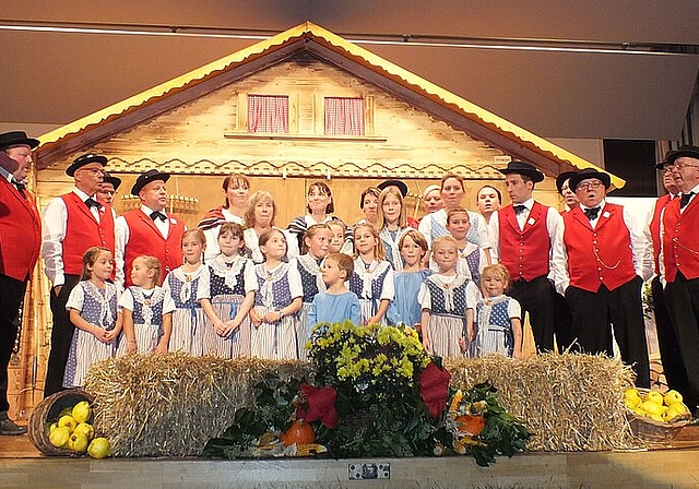 «Wenn i bi de Buure bi …» Die Kindertanzgruppe Waldenburgertal singt, der JK Spitzeflüeli mit «Gradhebe» sprich Jodelbegleitung. Fotos: U. Roth
