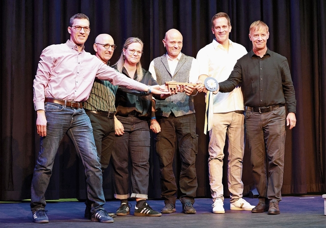 Markus Vogt (r.) überreicht dem Gemeinderat den Hallenschlüssel.