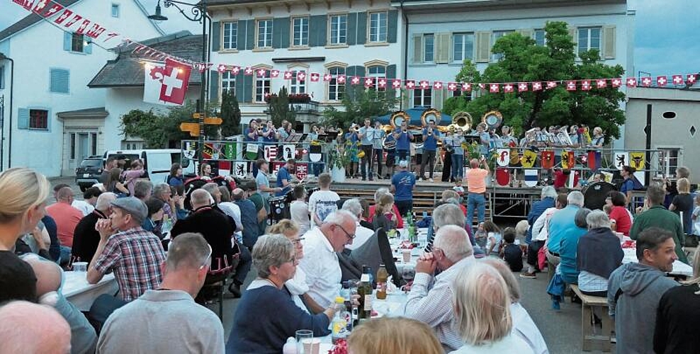 Beim Eindunkeln gab es das Schlusskonzert des Zusammenspiels des Musikvereins Gelterkinden und der Guggämuusig E.N.Bloosbälg.