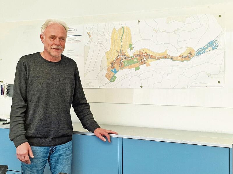 Der scheidende Gemeindeverwalter René Bertschin vor dem Zonenplan «seiner» Gemeinde für die er sich 25 Jahre mit Herzblut eingesetzt hat.Foto: U. Roth