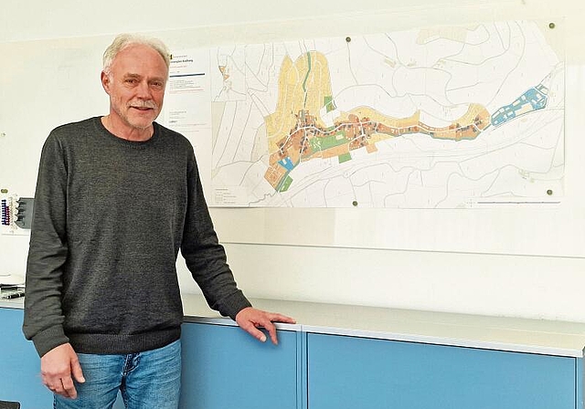 Der scheidende Gemeindeverwalter René Bertschin vor dem Zonenplan «seiner»  Gemeinde für die er sich 25 Jahre mit Herzblut eingesetzt hat.Foto: U. Roth