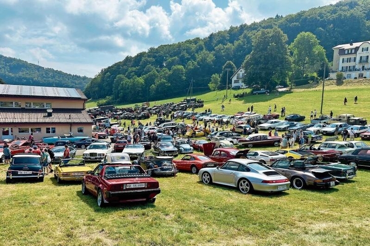 Die vielen Oldtimer nahmen Langenbruck in Beschlag.