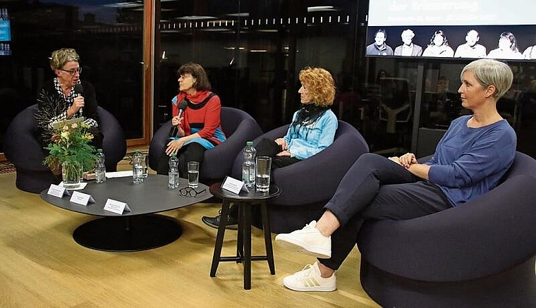 Historikerinnen und Betroffene im Gespräch: Moderatorin Verena Rothenbühler, Yvonne Barth, MarieLies Birchler, Loretta Seglias (v. l.).Foto: M. Schaffner