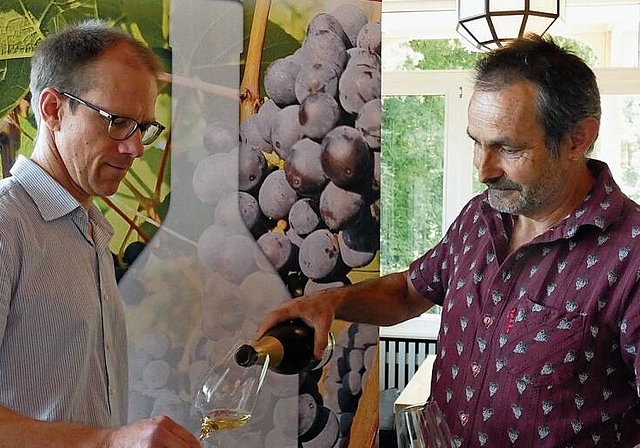 Thomas Engel (links), Kellermeister Siebe Dupf Liestal und Ueli Bänninger, Aesch, freuen sich über den Wein 2022. Fotos: U. Fluri