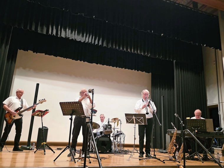 Die «Melody Makers»: Beat Schweizer, Bass, Rolf Niederhäuser, Trompete und Sänger, Claudio Provenzano, Schlagzeug, Martin Gilgen, Piano und Sänger (v. l.).Foto: U. Roth