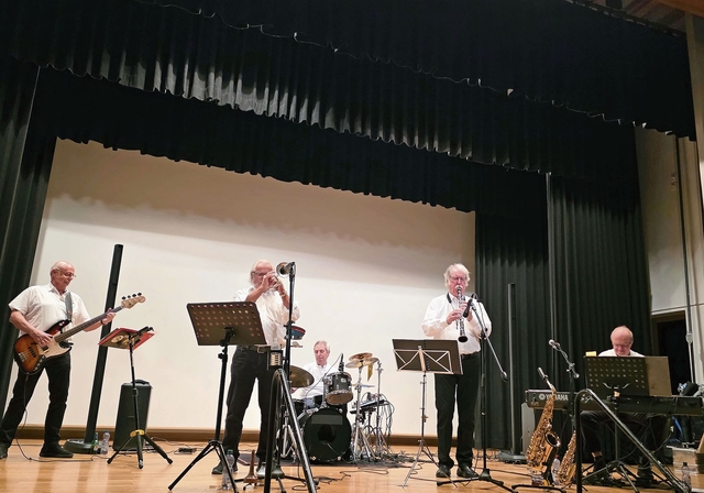 Die «Melody Makers»: Beat Schweizer, Bass, Rolf Niederhäuser, Trompete und Sänger, Claudio Provenzano, Schlagzeug, Martin Gilgen, Piano und Sänger (v. l.).Foto: U. Roth