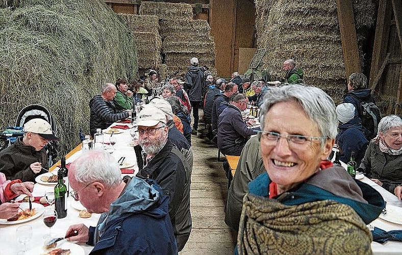 Suzanne Oberer, Präsidentin von BirdLife, im Heustock, der zur Beiz wurde.
