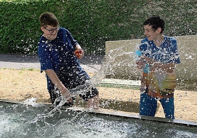 Abkühlung am Brunnen nach dem Wasserlauf.