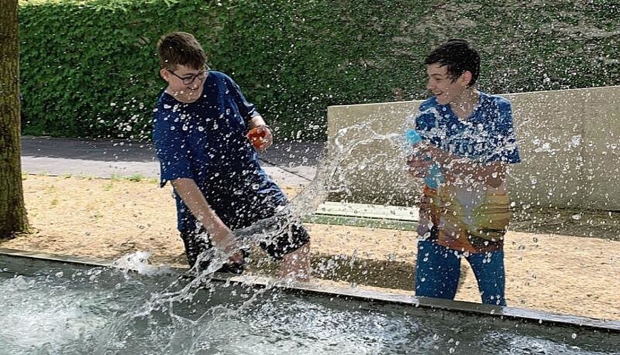 Abkühlung am Brunnen nach dem Wasserlauf.