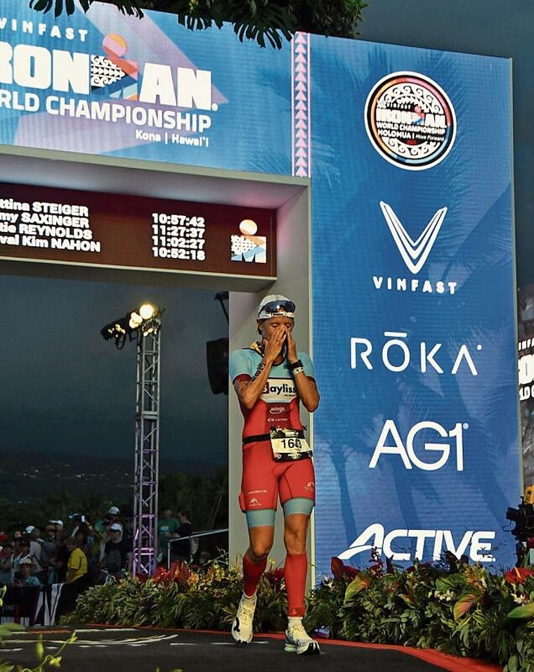 Geschafft: Nach fast elf Stunden Kampf bei grosser Hitze glÃ¼cklich im Ziel. Bettina Steiger als Finisher von Hawaii. Foto: zVg