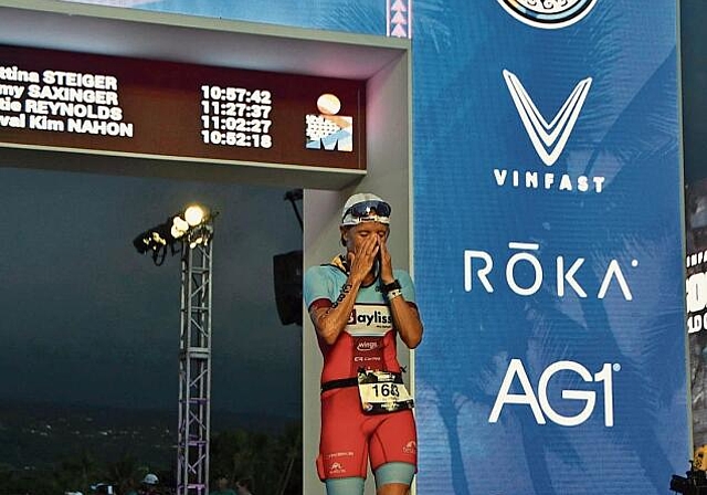 Geschafft: Nach fast elf Stunden Kampf bei grosser Hitze glÃ¼cklich im Ziel. Bettina Steiger als Finisher von Hawaii. Foto: zVg