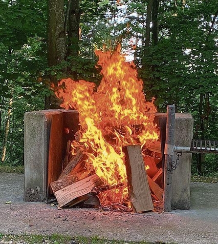 Der Grill wurde mächtig eingeheizt.