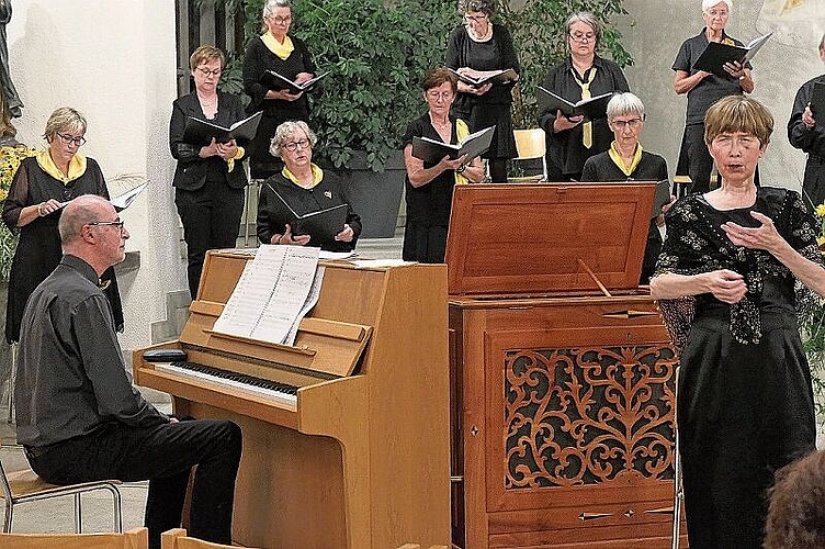 Komponist Stephan Furter begleitet am Klavier den Chor und die Solistin Christina Lang.