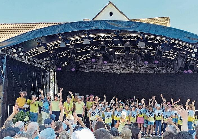 Der neu gegründere Chor «LupSinger» mit Schulkindern grüsst das Publikum. Fotos: U. Roth