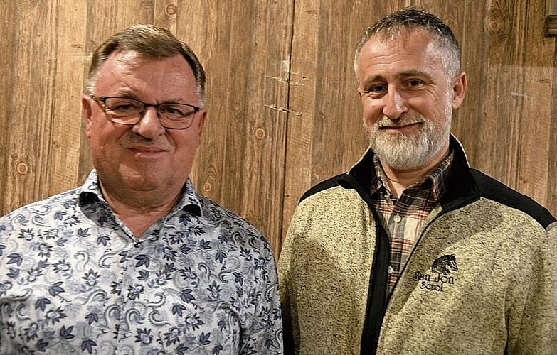 Das Amt der Fachstelle Bienen der Kantone BL/BS/SO am Wallierhof in Riedholz geht am 1. April 2024 vom langjährigen Amtsinhaber Marcel Strub (l.) an Raphael Giossi, der an der DV anwesend war.  Foto: Edi Gysin