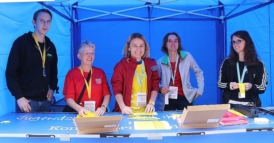 Bändchen für die Alterskontrolle gabs am Stand des Blauen Kreuzes.
Bändchen für die Alterskontrolle gabs am Stand des Blauen Kreuzes.
