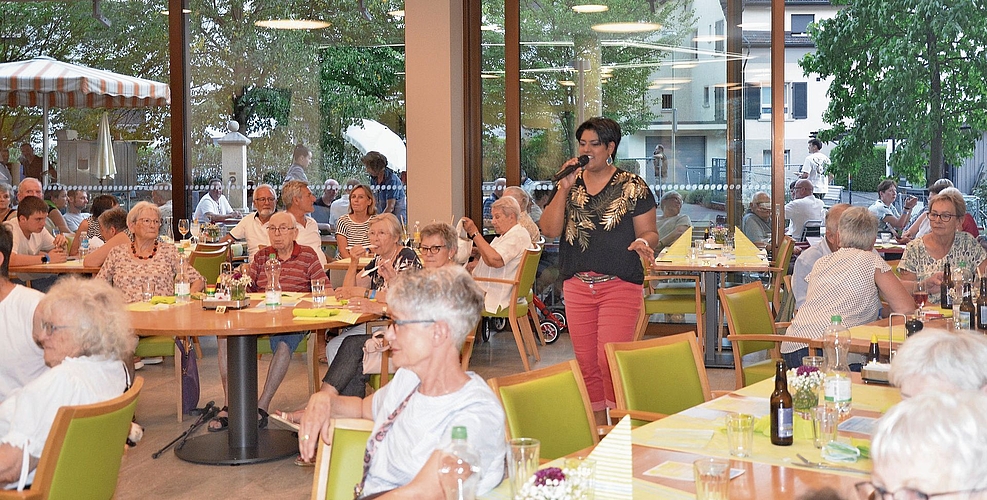 Sarah Jane nahm die Gäste mit auf eine schwungvolle Musikreise. Fotos: S. van Riemsdijk Sarah Jane nahm die Gäste mit auf eine schwungvolle Musikreise. Fotos: S. van Riemsdijk