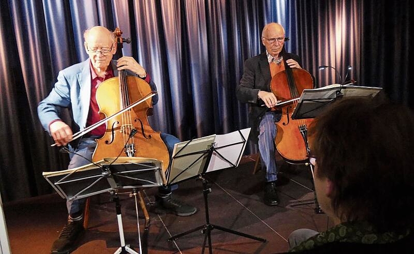 Mit zwei Cellos, erbaut vom Liestaler Geigenbauer August Mendel, eröffneten Franz Hohler mit  Alfons Künzle zusammen die Feier zum 100.Geburtstag seines Cellos. Fotos: U. Handschin