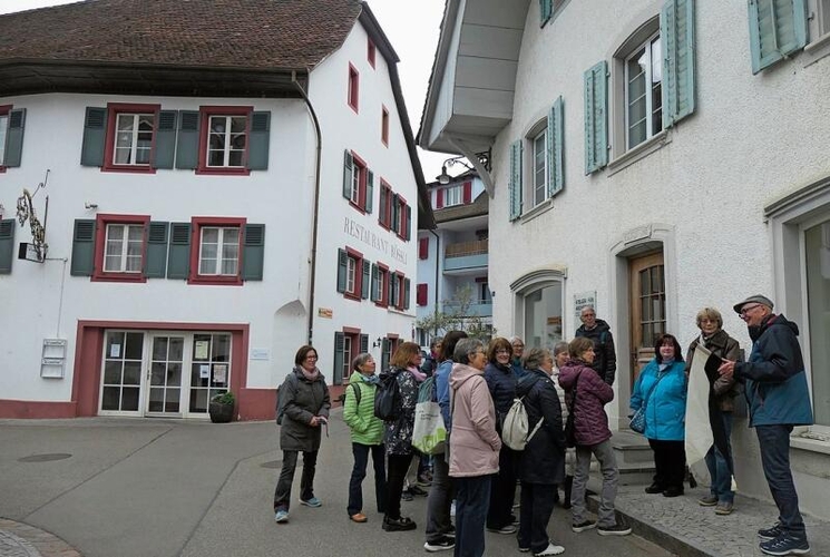 Beim geschichtsträchtigen Dreieck erzählten Urs Kühnis und Ernst Rüdin 
         
         
            über die Separationswirren 1832 in Gelterkinden. Fotos: U. Handschin