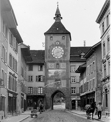 Das Törli war 1896 bereits das Wahrzeichen Liestals mit noch anderer Bemalung. Historische Aufnahme. Foto: zVg