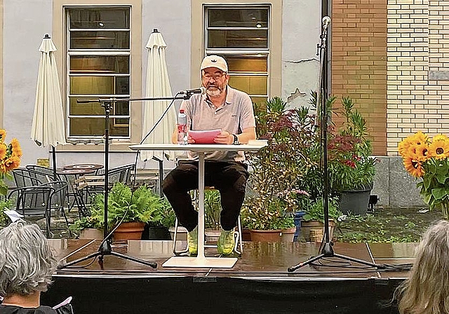 Max Küng las aus seinem neuen Roman «Supertoskana».Fotos: S. Moor